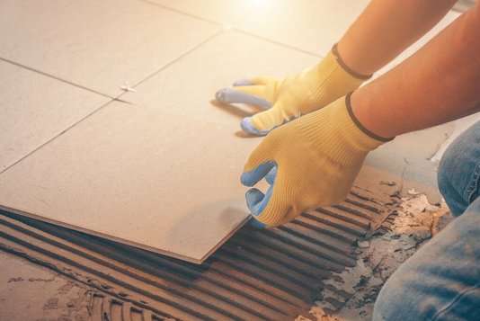 hausbau-haus-bauen-eigenleistung-handwerker-fliesen-02